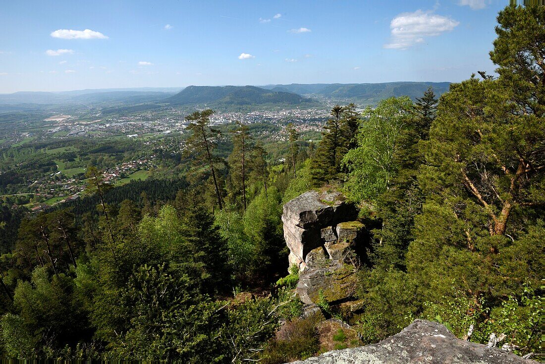 Frankreich, Vogesen, Nayemont les Fosses, Ormont-Massiv, Roche des Fees, Felsen, Blick auf Saint Die, das Kemberg-Massiv