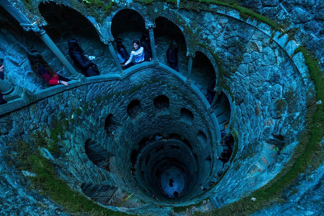 Portugal, Sintra, Quinta da Regaleira, umgekehrter Turm, einst als Initiationsbrunnen genutzt