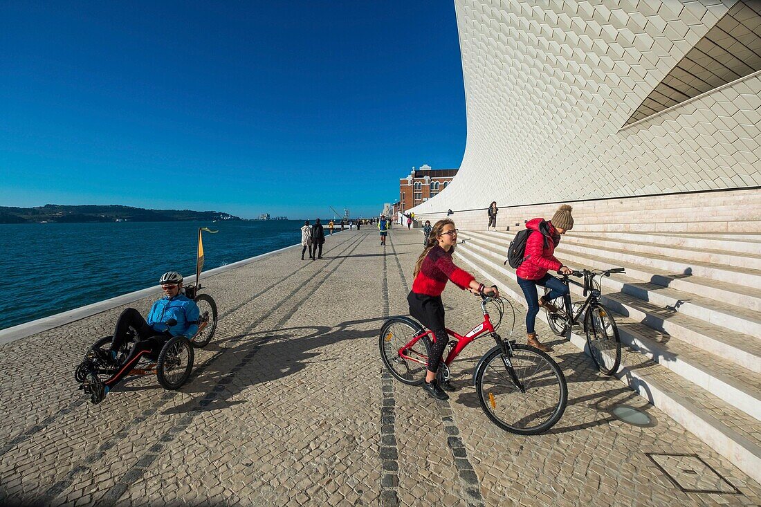 Portugal, Lisbonne, cycle paths on the Tage docks, in front the electricity museum