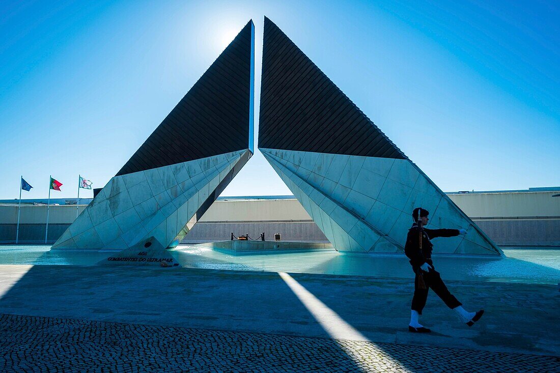 Portugal, Lissabonne, Denkmal für die überseeischen Truppen, Wachablösung