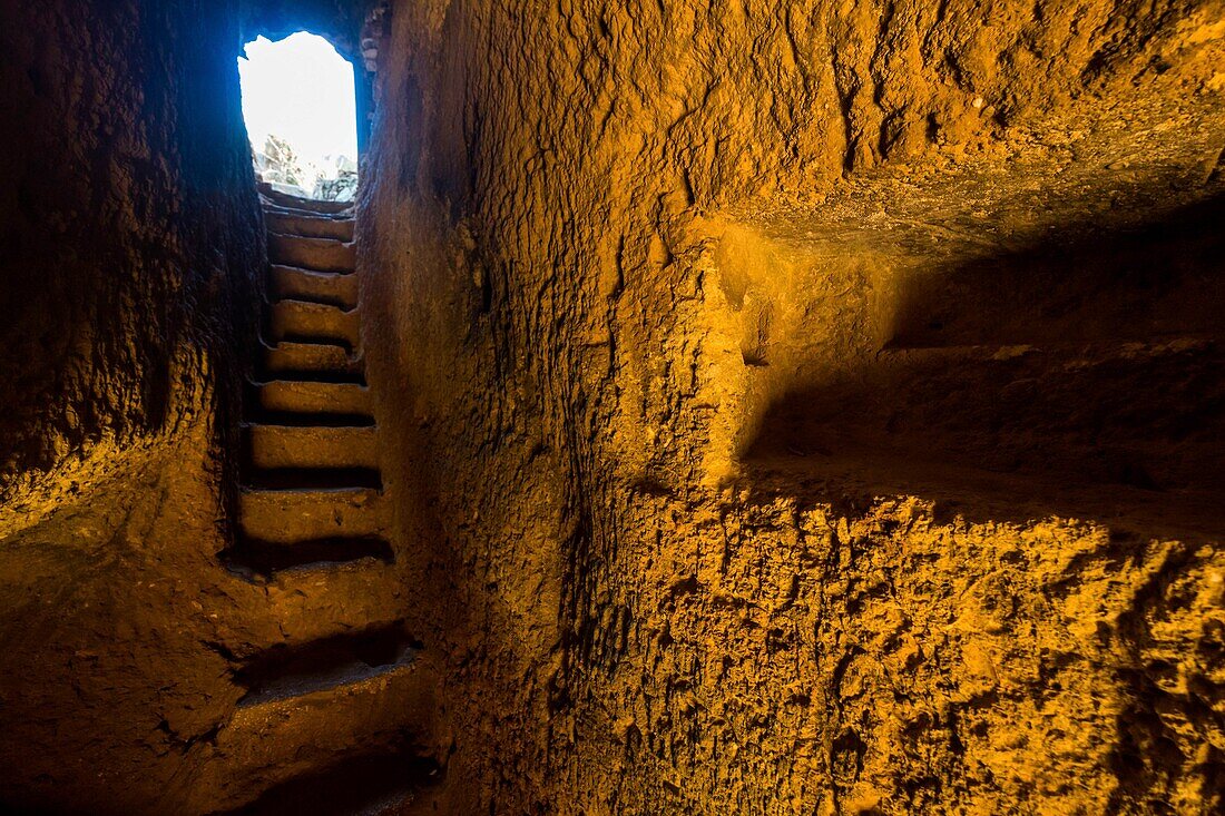 Portugal, Algarve, Carvoeiro, cave dwelling