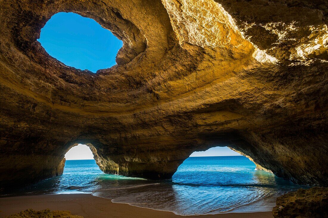 Portugal, Algarve, Benagil, marine cave shaped as a seashell