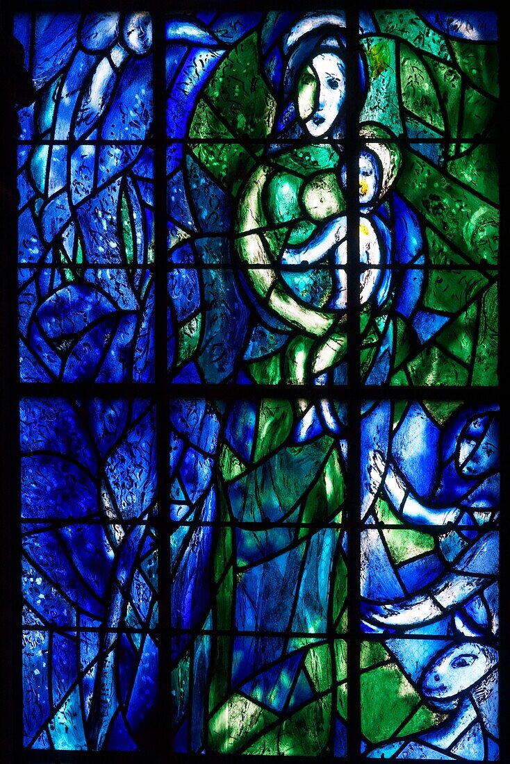 Frankreich, Marne, Reims, Kathedrale Notre Dame, UNESCO-Welterbe, Glasmalerei des Achsengewölbes aus dem Jahr 1974 von Marc Chagall unter Mitwirkung von Charles Marq, Jungfrau mit Christuskind