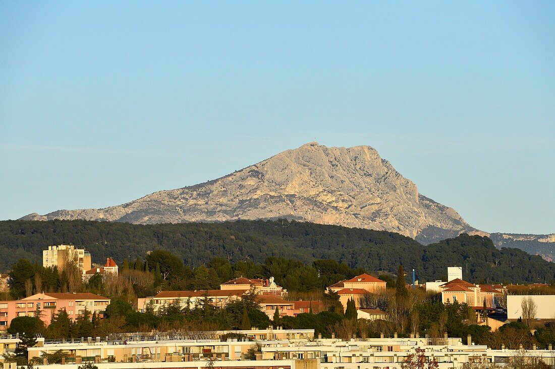 Frankreich, Bouches du Rhone, Land von Aix, Aix en Provence, Berg Sainte Victoire im Hintergrund