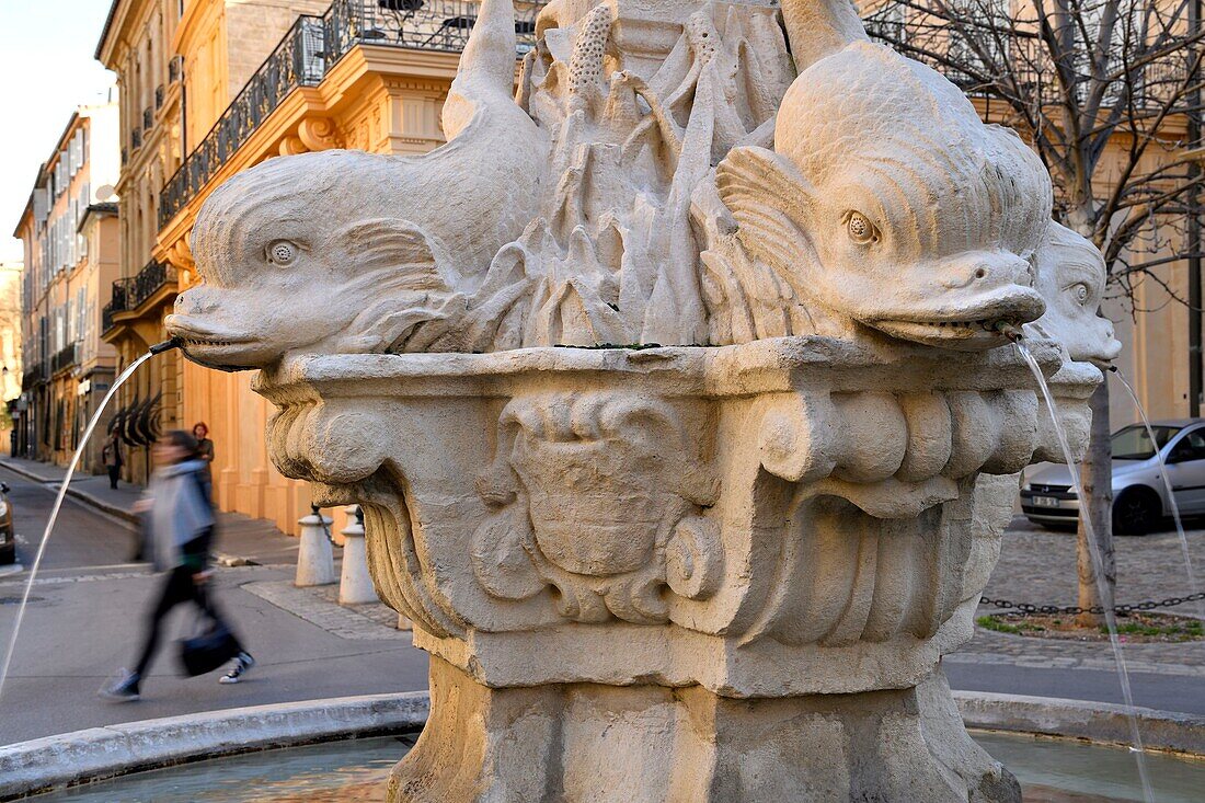 Frankreich, Bouches du Rhone, Aix en Provence, Mazarin-Viertel, Springbrunnen und Platz der vier Delfine (place des quatre Dauphins)