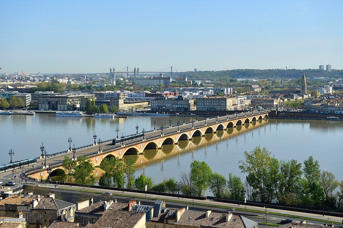 Frankreich, Gironde, Bordeaux, von der UNESCO zum Weltkulturerbe erklärt, Pont de Pierre über die Garonne, 1822 eingeweihte Ziegel- und Steinbogenbrücke