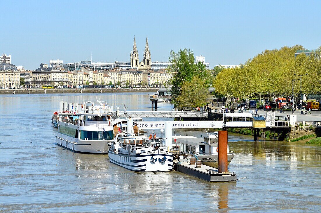 Frankreich, Gironde, Bordeaux, von der UNESCO zum Weltkulturerbe erklärtes Gebiet, Quai de Queyries und Kirche St. Louis des Chartrons im Hintergrund