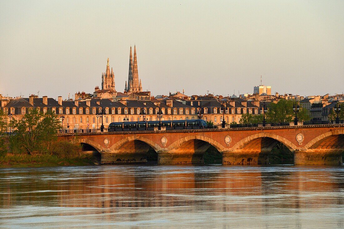 Frankreich, Gironde, Bordeaux, UNESCO-Welterbe, Pont de Pierre an der Garonne, Pey-Berland-Turm und Kathedrale Saint Andre