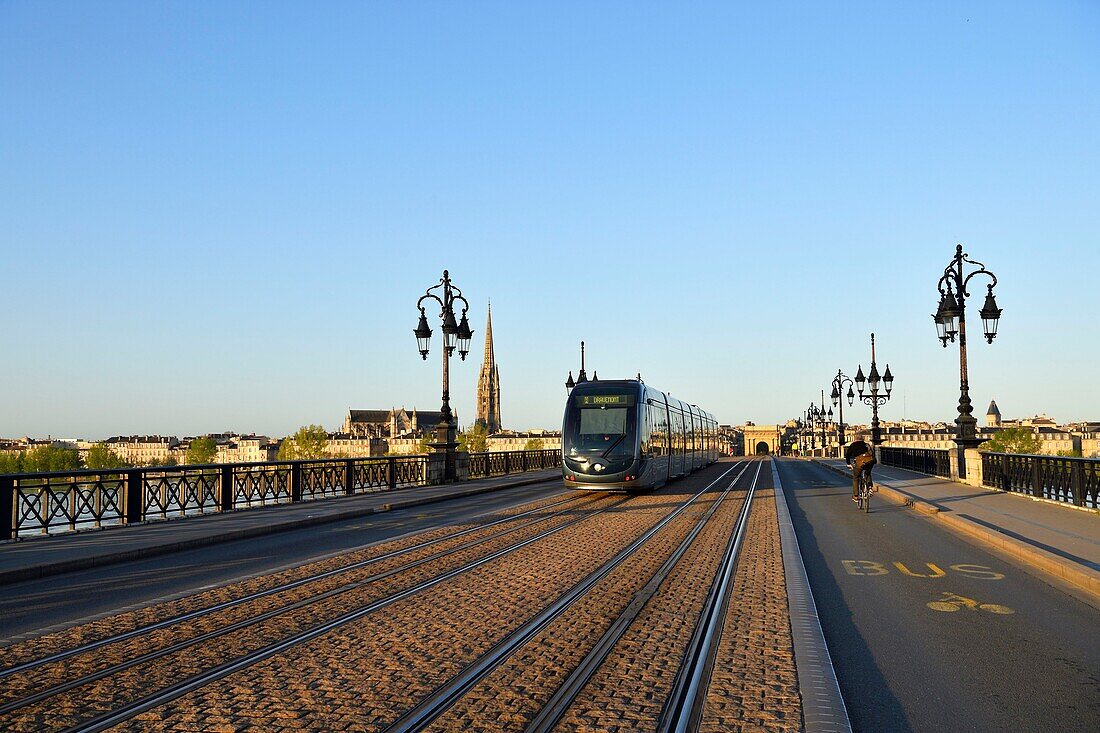 Frankreich, Gironde, Bordeaux, von der UNESCO zum Weltkulturerbe erklärtes Gebiet, Pont de Pierre an der Garonne, im Hintergrund die Kirche Saint Michel und das Tor von Bourgogne