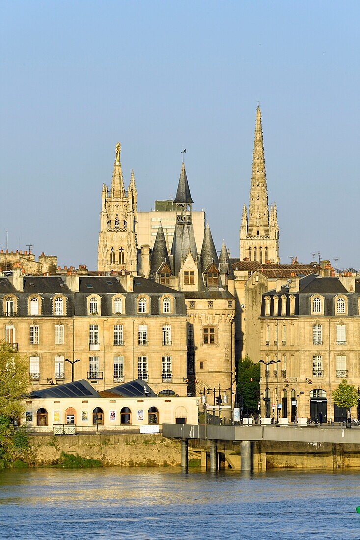 Frankreich, Gironde, Bordeaux, von der UNESCO zum Weltkulturerbe erklärtes Gebiet, Richelieu-Kai, gotische Porte Cailhau oder Porte du Palais aus dem 15. Jahrhundert, Pey-Berland-Turm und Kathedrale Saint Andre