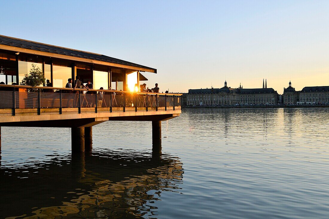 Frankreich, Gironde, Bordeaux, von der UNESCO zum Weltkulturerbe erklärtes Gebiet, Ufer der Garonne, Quai des Queyries, Restaurant L'Estacade