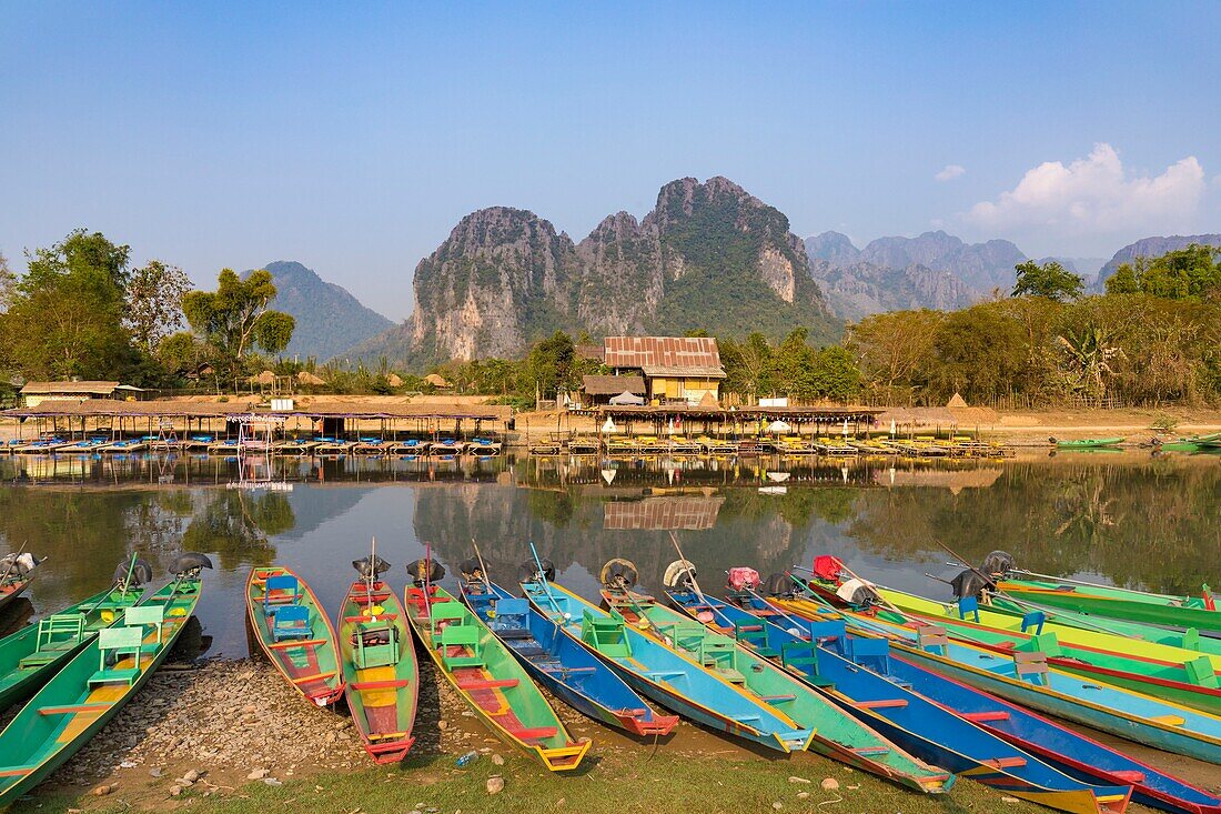 Laos, Provinz Vientiane, Vang Vieng, Nam Song Fluss, Karstgebirge im Hintergrund