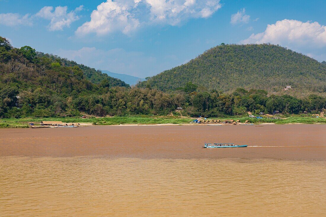 Laos, Luang Prabang, confluence mekong river et Nam Khan river