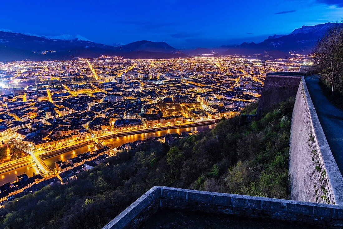 Frankreich, Isère , Grenoble, Panorama von der Bastille, Blick auf die Stiftskirche Saint-Andre, die Belledonne-Kette und das Vercors-Massiv