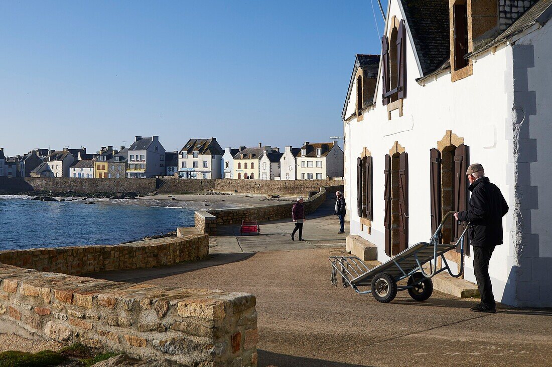 Frankreich, Finistere, Iroise Meer, Iles du Ponant, Parc Naturel Regional d'Armorique (Regionaler Naturpark Armorica), Ile de Sein, mit der Bezeichnung Les Plus Beaux de France (Das schönste Dorf Frankreichs), ohne Auto auf der Insel, Gepäck und Ausrüstung werden mit Karren transportiert