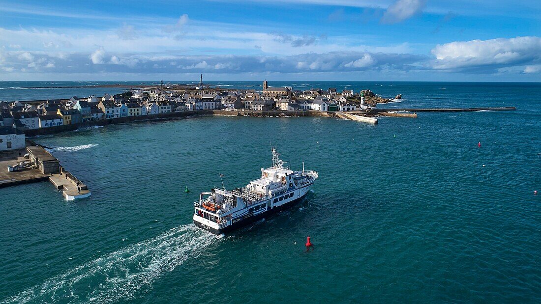 France, Finistere, Iroise Sea, Iles du Ponant, Parc Naturel Regional d'Armorique (Armorica Regional Natural Park), Ile de Sein, labelled Les Plus Beaux de France (The Most Beautiful Village of France), departure of the ferry Enez Sun to Audierne (vue aérienne)