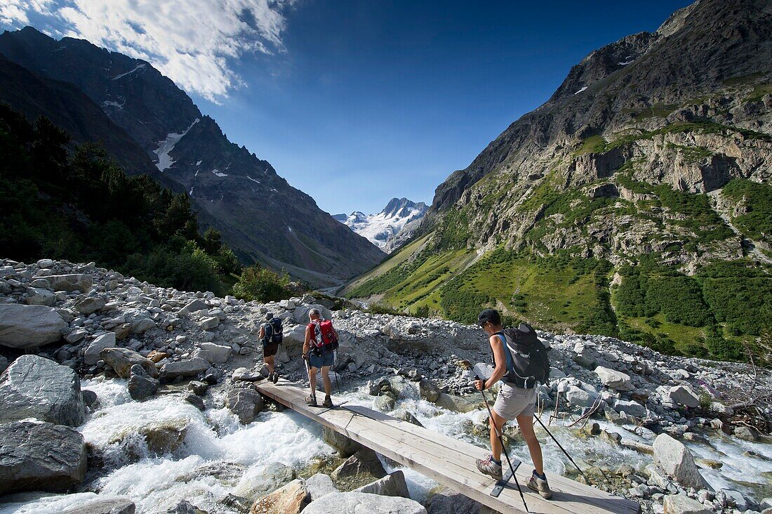 Frankreich, Isere, Massiv von Oisans, Nationalpark der Ecrins, im Weiler von Berarde, Wanderung in Richtung der Schutzhütte Temple Ecrins Durchgang des Wildbachs von Pilatte in den unteren Bans (3669m)