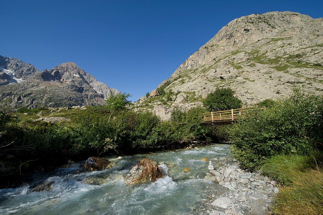 Frankreich, Isere, das Etançon-Tal und das Oisans-Massiv, Ecrins-Nationalpark, in Richtung des Weilers Berarde, des Etançons-Baches und des Maye-Kopfes (2518m)