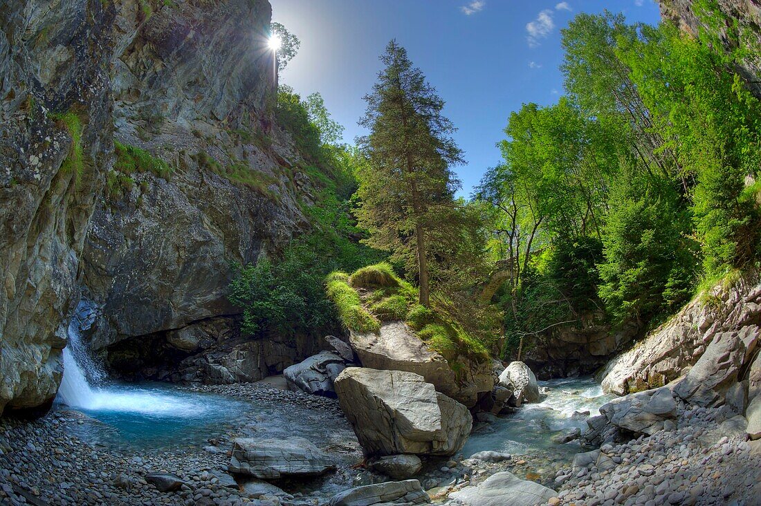 Frankreich, Isere, Oisans-Massiv, Nationalpark, Saint Christophe en Oisans, die Brücke und der Wildbach des Teufels