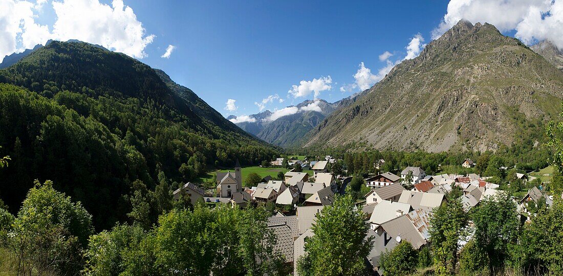 Frankreich, Hautes Alpes, Oisans-Massiv, Nationalpark, Valgaudemar, Panoramablick auf die Kapelle in Valgaudemar und den Berg Jalon (2323m)