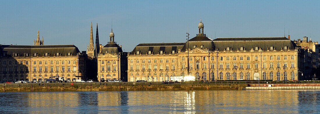 Frankreich, Gironde, Bordeaux, von der UNESCO zum Weltkulturerbe erklärtes Gebiet, die Ufer der Garonne und die Gebäude des Bourse-Platzes sowie die Kathedrale Saint Andre im Hintergrund