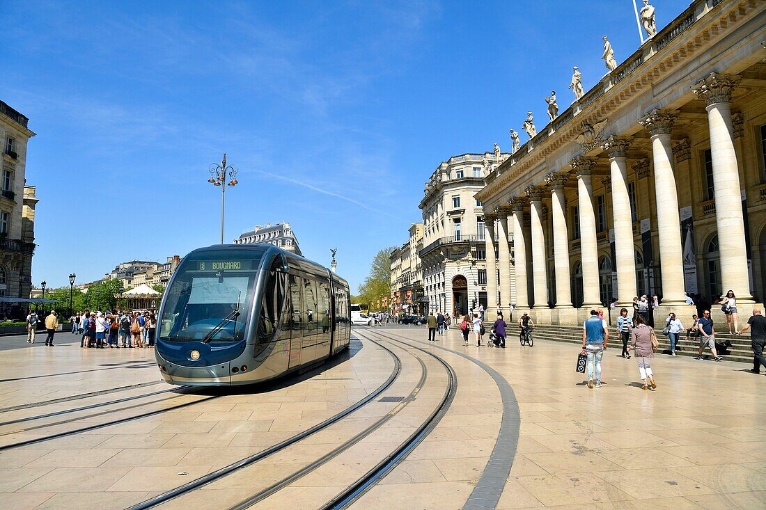 Frankreich, Gironde, Bordeaux, zum Weltkulturerbe gehörendes Gebiet, le Triangle d'Or, Stadtteil Quinconces, Place de la Comédie, die Nationaloper von Bordeaux oder Grand Theatre, erbaut vom Architekten Victor Louis von 1773 bis 1780