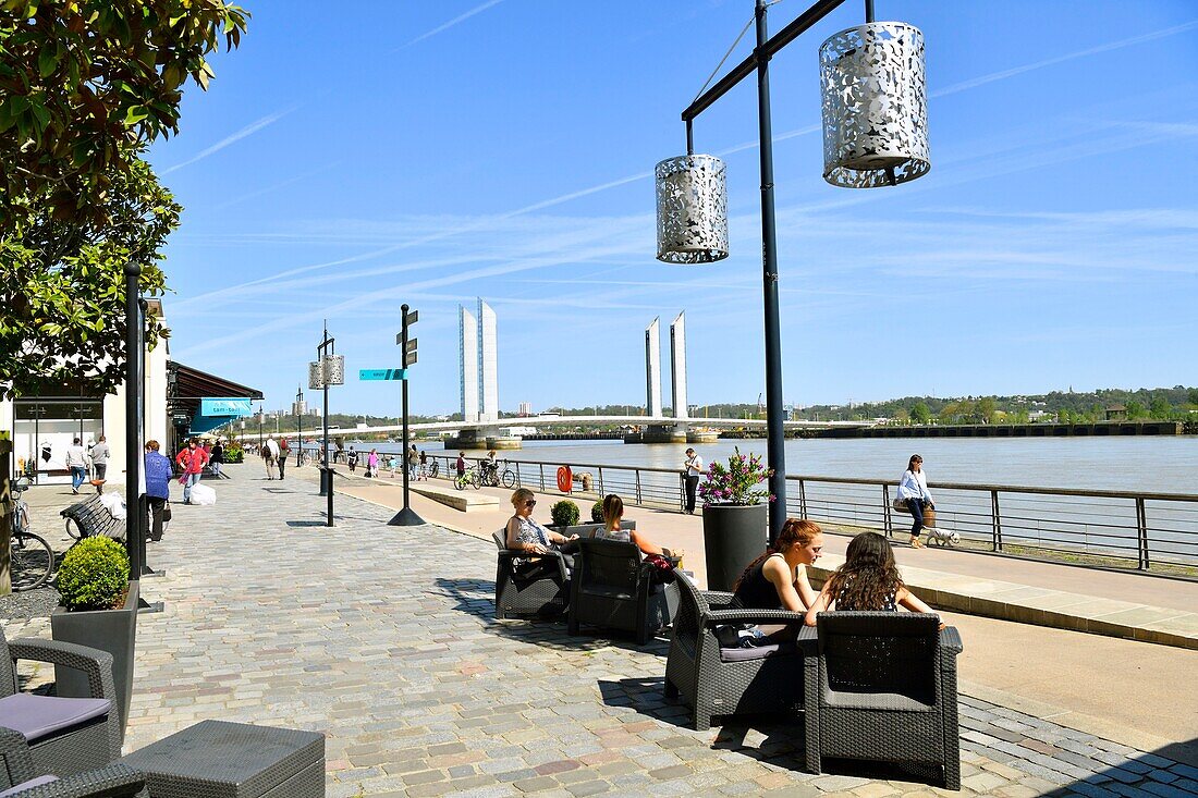 Frankreich, Gironde, Bordeaux, von der UNESCO zum Weltkulturerbe erklärtes Gebiet, Kai in Bordeaux am Ufer der Garonne, Bacalan-Kai, Chaban-Delmas-Brücke von den Architekten Charles Lavigne, Thomas Lavigne und Christophe Cheron