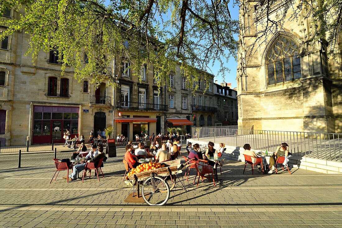 Frankreich, Gironde, Bordeaux, von der UNESCO zum Weltkulturerbe erklärtes Gebiet, Stadtteil Saint Michel, Meynard-Platz, Basilika Saint Michel, erbaut zwischen dem 14. und 16.