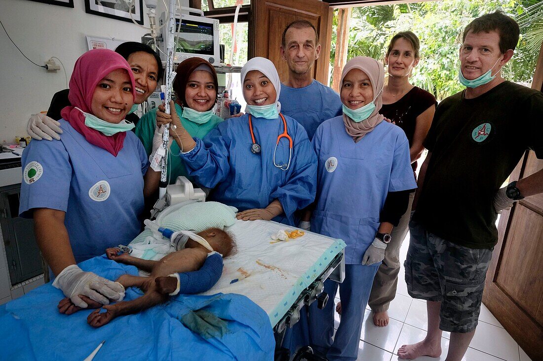 Indonesien, Sumatra, SOCP Quarantänezentrum, Rettung von Orang-Utans in Not durch Dr. Andreas Messikommer, Schweizer Chirurg, spezialisiert auf orthopädische und traumatologische Chirurgie, vor der Vergesellschaftung und Auswilderung in ihre natürliche Umgebung