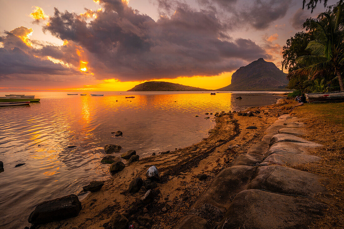 Blick auf Le Morne von Le Morne Brabant bei Sonnenuntergang, Savanne District, Mauritius, Indischer Ozean, Afrika