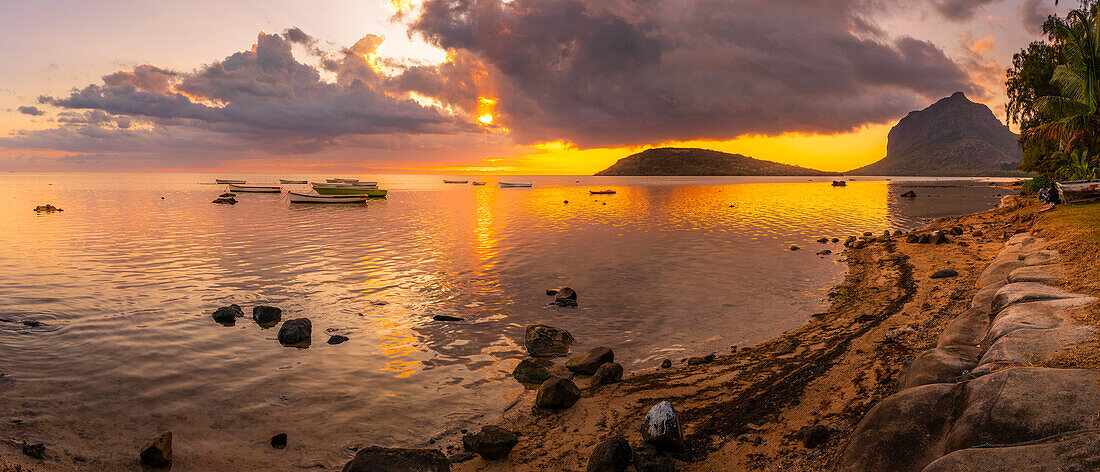 Blick auf Le Morne von Le Morne Brabant bei Sonnenuntergang, Savanne District, Mauritius, Indischer Ozean, Afrika