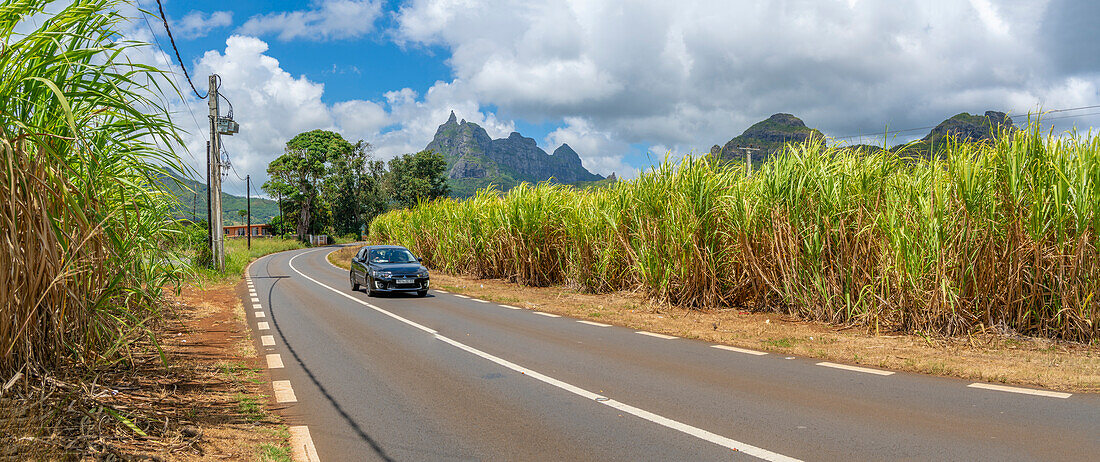 Blick auf die Straße, die zu Pieter Both in der Nähe von Vallee du Paradis führt, Mauritius, Indischer Ozean, Afrika