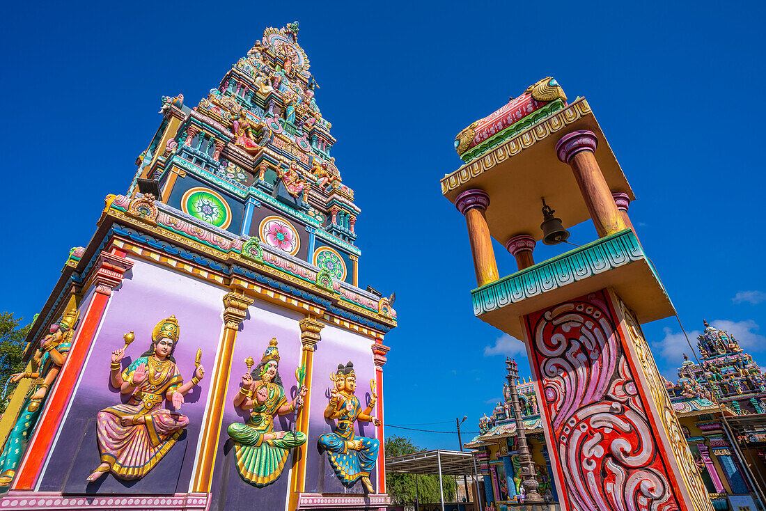 Blick auf den Sri Draubadi Ammen Hindu-Tempel an einem sonnigen Tag, Mauritius, Indischer Ozean, Afrika