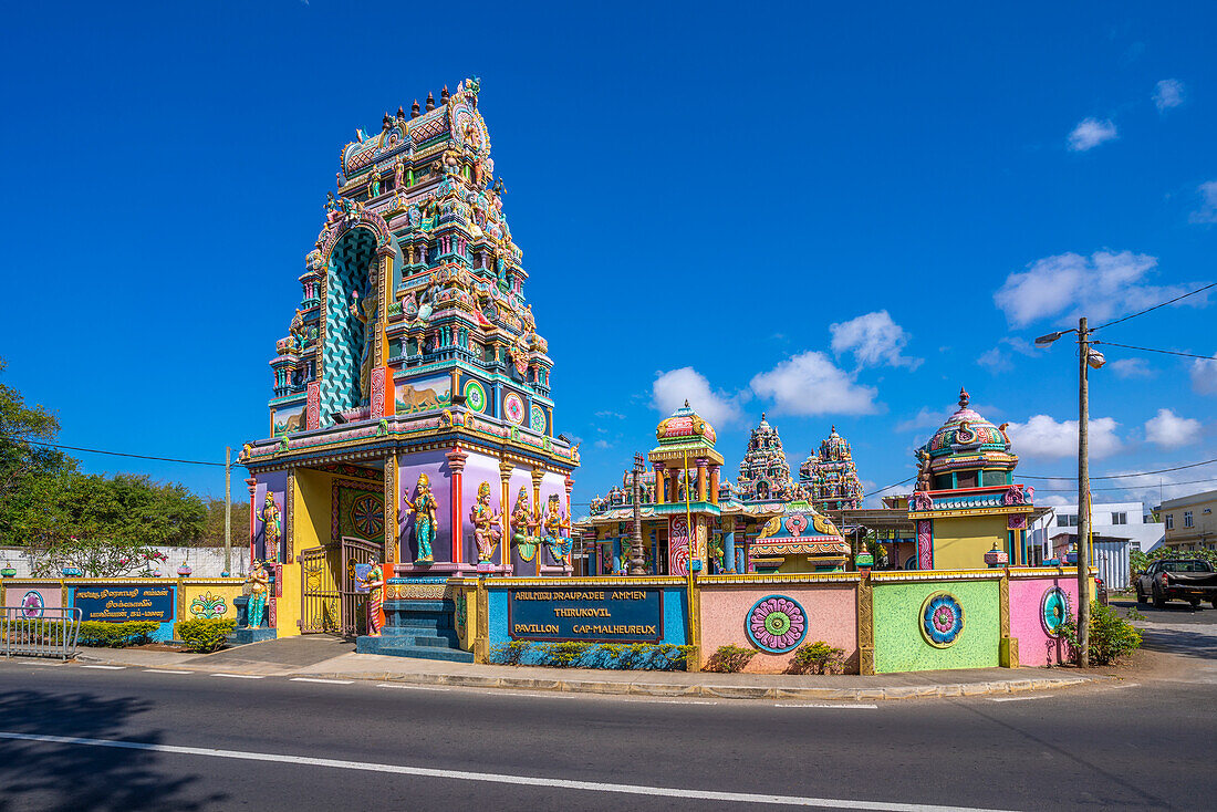 Blick auf den Sri Draubadi Ammen Hindu-Tempel an einem sonnigen Tag, Mauritius, Indischer Ozean, Afrika