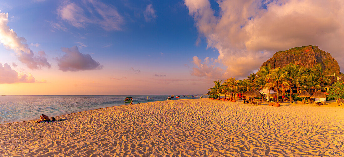 Blick auf den öffentlichen Strand von Le Morne bei Sonnenuntergang, Le Morne, Bezirk Riviere Noire, Mauritius, Indischer Ozean, Afrika