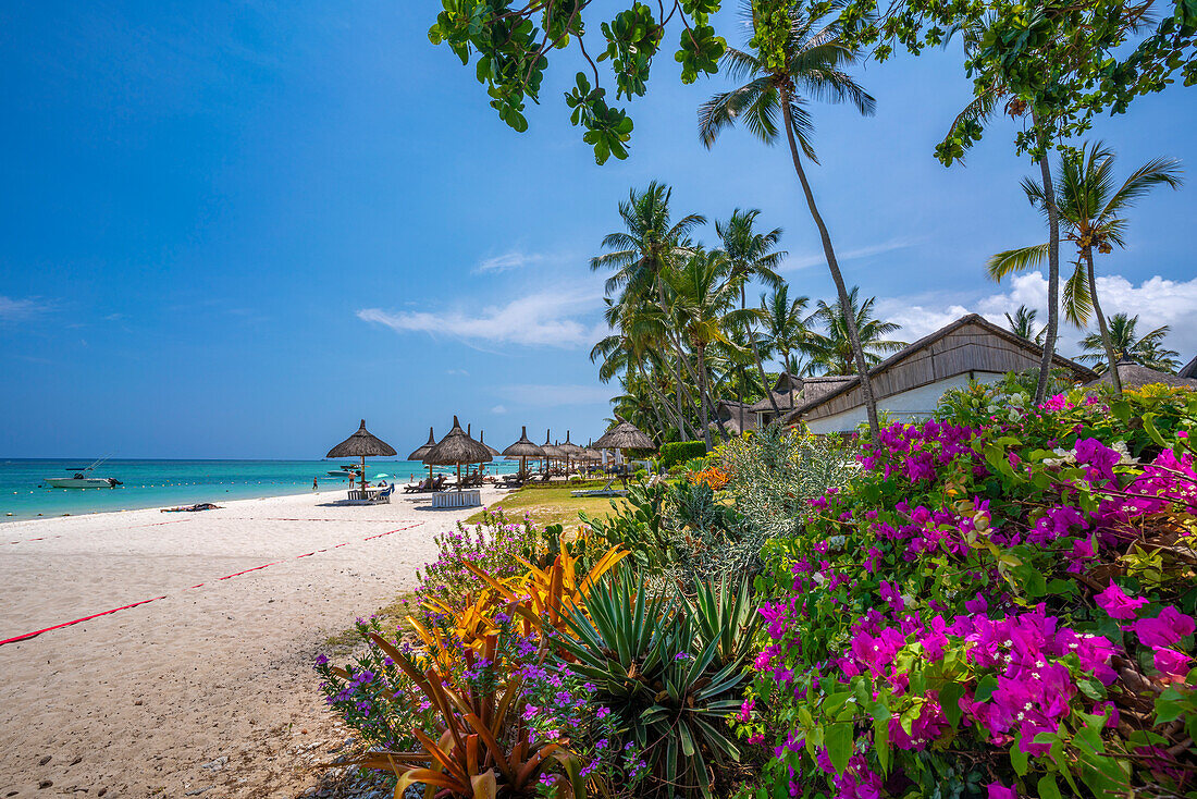 Blick auf den Strand von Trou-aux-Biches und den türkisfarbenen Indischen Ozean an einem sonnigen Tag, Trou-aux-Biches, Mauritius, Indischer Ozean, Afrika