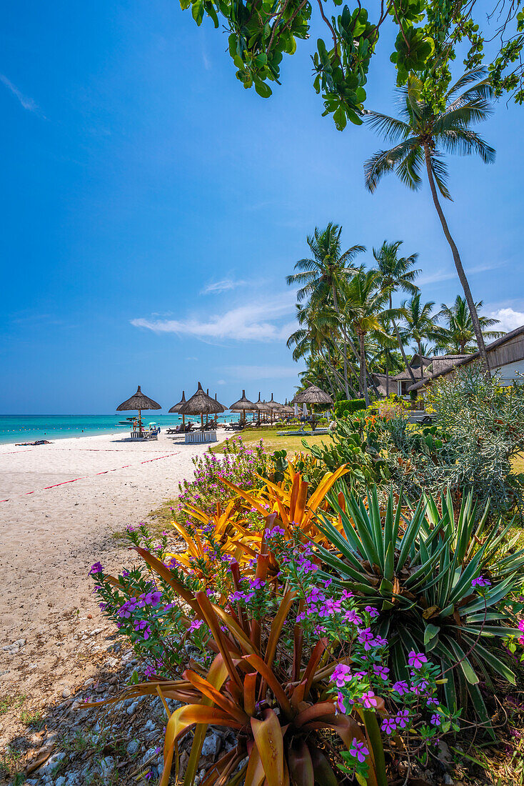 Blick auf den Strand von Trou-aux-Biches und den türkisfarbenen Indischen Ozean an einem sonnigen Tag, Trou-aux-Biches, Mauritius, Indischer Ozean, Afrika