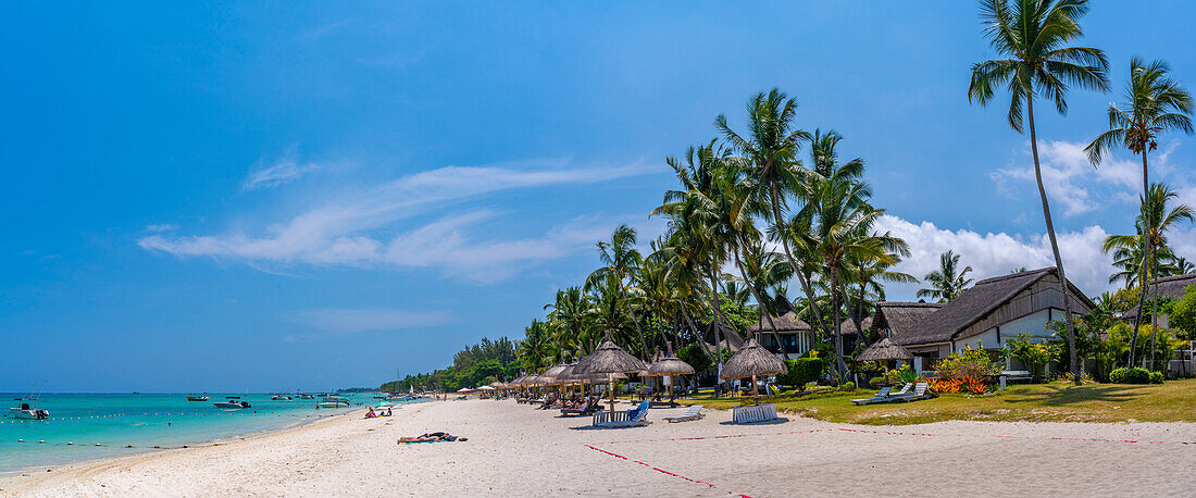 Blick auf den Strand von Trou-aux-Biches und den türkisfarbenen Indischen Ozean an einem sonnigen Tag, Trou-aux-Biches, Mauritius, Indischer Ozean, Afrika