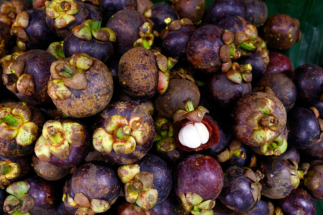 Mangostane zu verkaufen, Psar Thmei Zentralmarkt, Phnom Penh, Kambodscha, Indochina, Südostasien, Asien