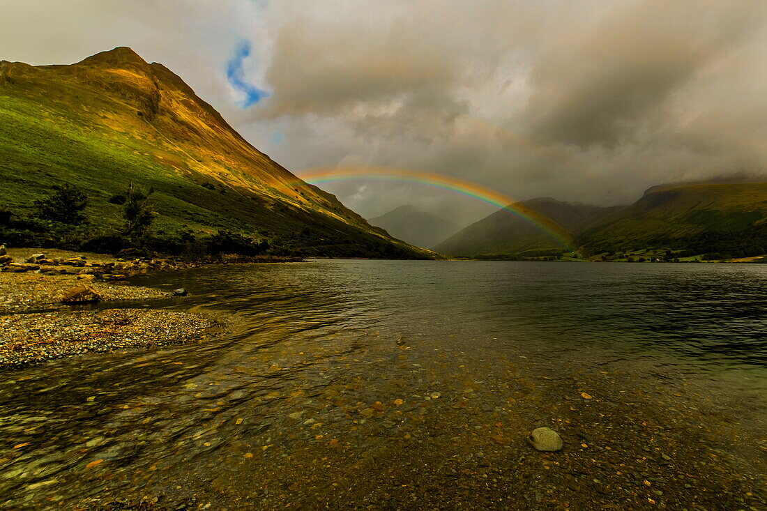 Blick auf den entfernten Great Gable mit Regenbogen über Wast Water mit Yewbarrow links und der Scafell Range rechts, Wasdale, Lake District National Park, UNESCO-Weltnaturerbe, Cumbria, England, Vereinigtes Königreich, Europa