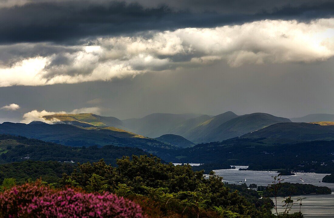 Wolken über dem Lake Winderemere, Blick auf die entfernten nördlichen Berge, einschließlich des Fairfield Horseshoe, Finsthwaite, Lake District National Park, UNESCO-Weltkulturerbe, Cumbria, England, Vereinigtes Königreich, Europa