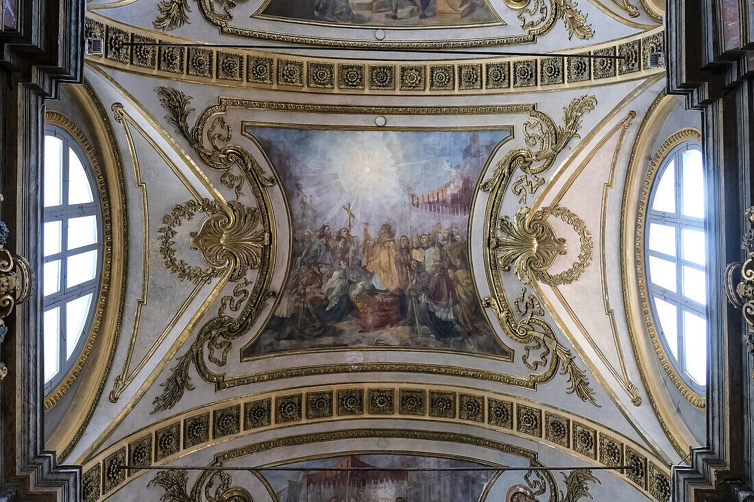 Blick ins Innere der Basilika Corpus Domini, einer katholischen Kirche zum Gedenken an das Eucharistische Wunder von 1453 während des Savoyen-Dauphine-Konflikts, Turin, Piemont, Italien, Europa