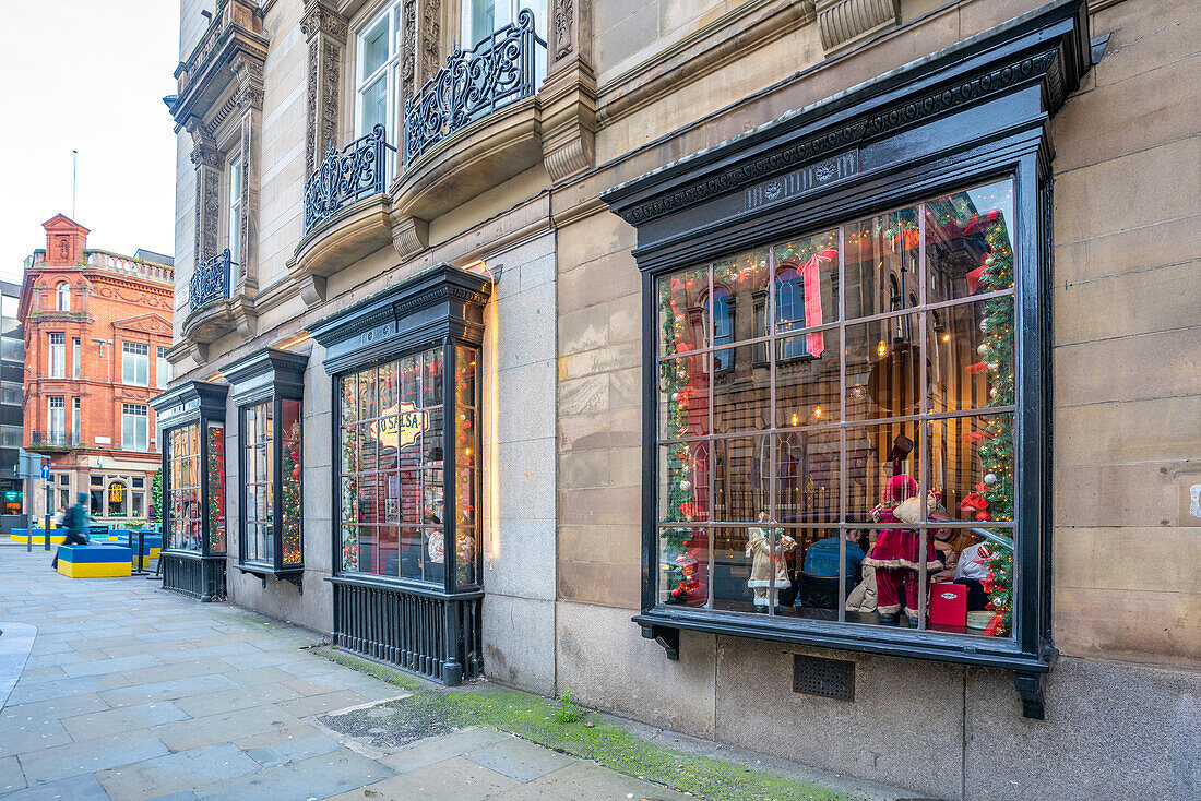 View of pub windows at Christmas, Liverpool City Centre, Liverpool, Merseyside, England, United Kingdom, Europe