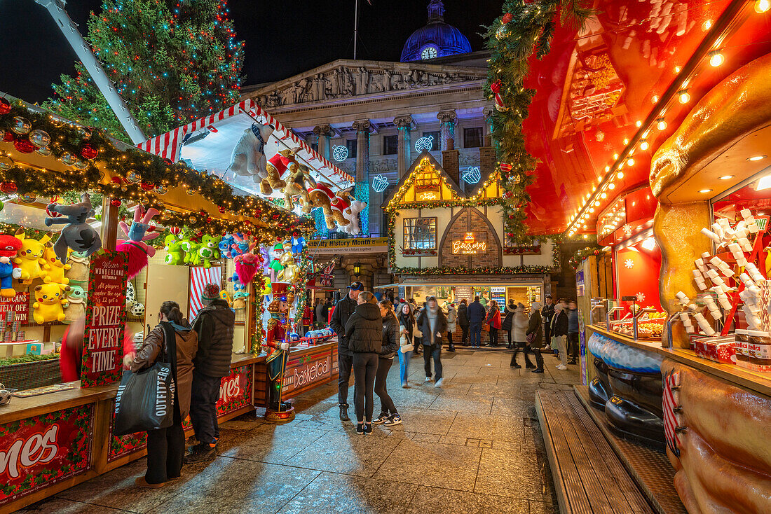 Blick auf das Rathaus und den Weihnachtsmarkt auf dem Old Market Square in der Abenddämmerung, Nottingham, Nottinghamshire, England, Vereinigtes Königreich, Europa