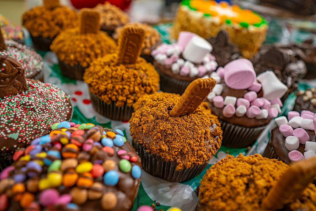 Kuchen an einem Weihnachtsmarktstand auf dem Old Market Square in der Abenddämmerung, Nottingham, Nottinghamshire, England, Vereinigtes Königreich, Europa