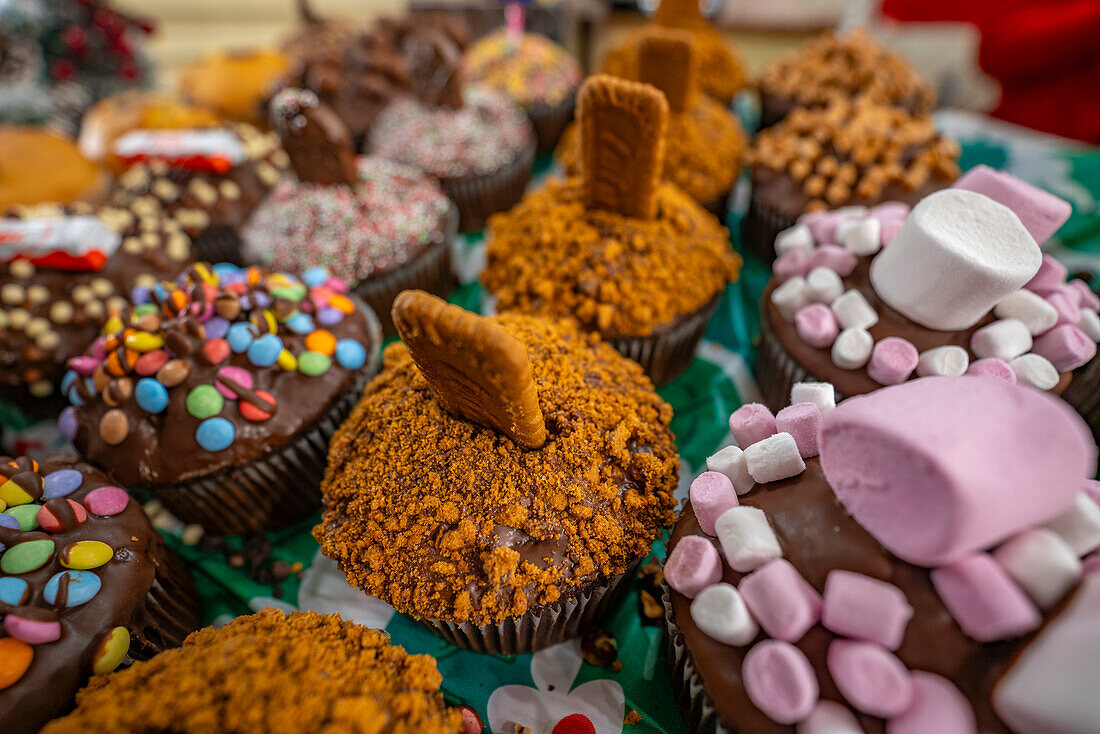 Kuchen an einem Weihnachtsmarktstand auf dem Old Market Square in der Abenddämmerung, Nottingham, Nottinghamshire, England, Vereinigtes Königreich, Europa