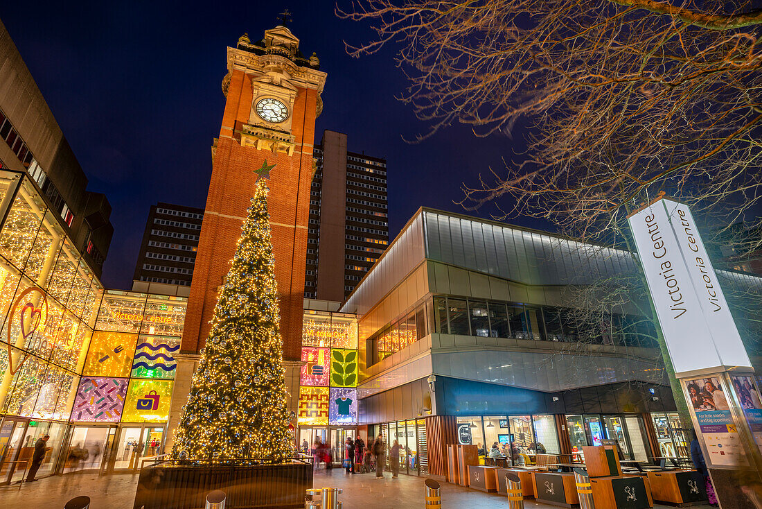 Blick auf den Uhrenturm der Victoria Station und den Weihnachtsbaum in der Abenddämmerung, Nottingham, Nottinghamshire, England, Vereinigtes Königreich, Europa