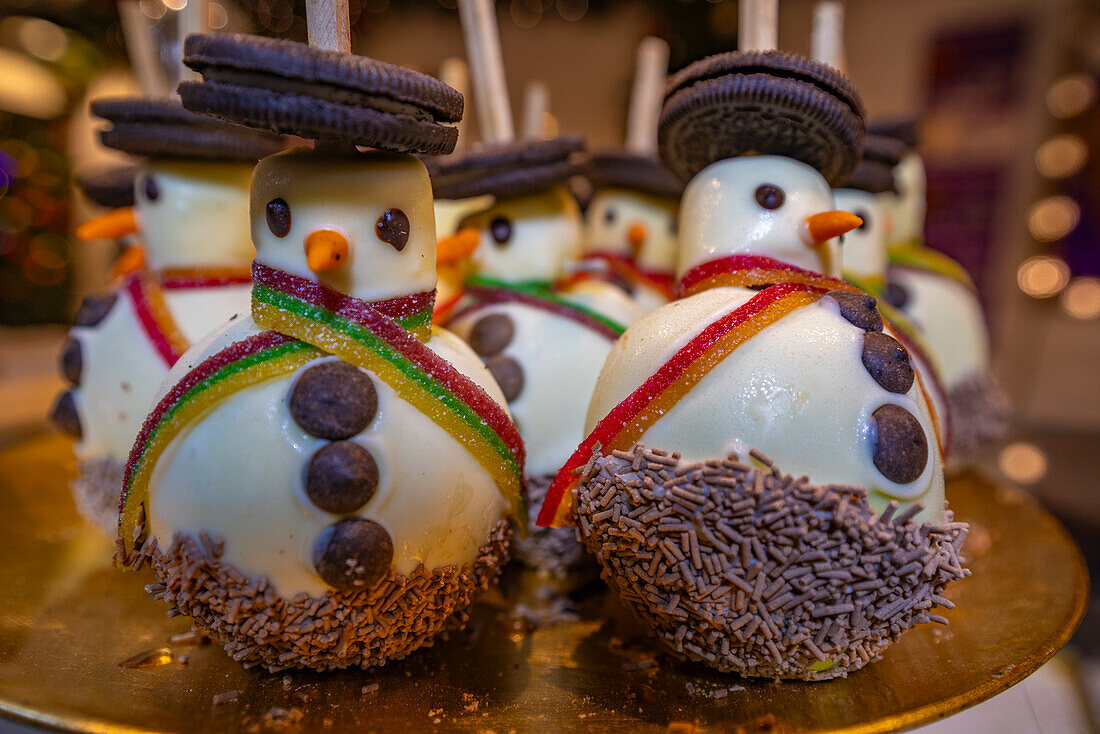 Schneemänner am Weihnachtsmarktstand auf dem Old Market Square in der Abenddämmerung, Nottingham, Nottinghamshire, England, Vereinigtes Königreich, Europa