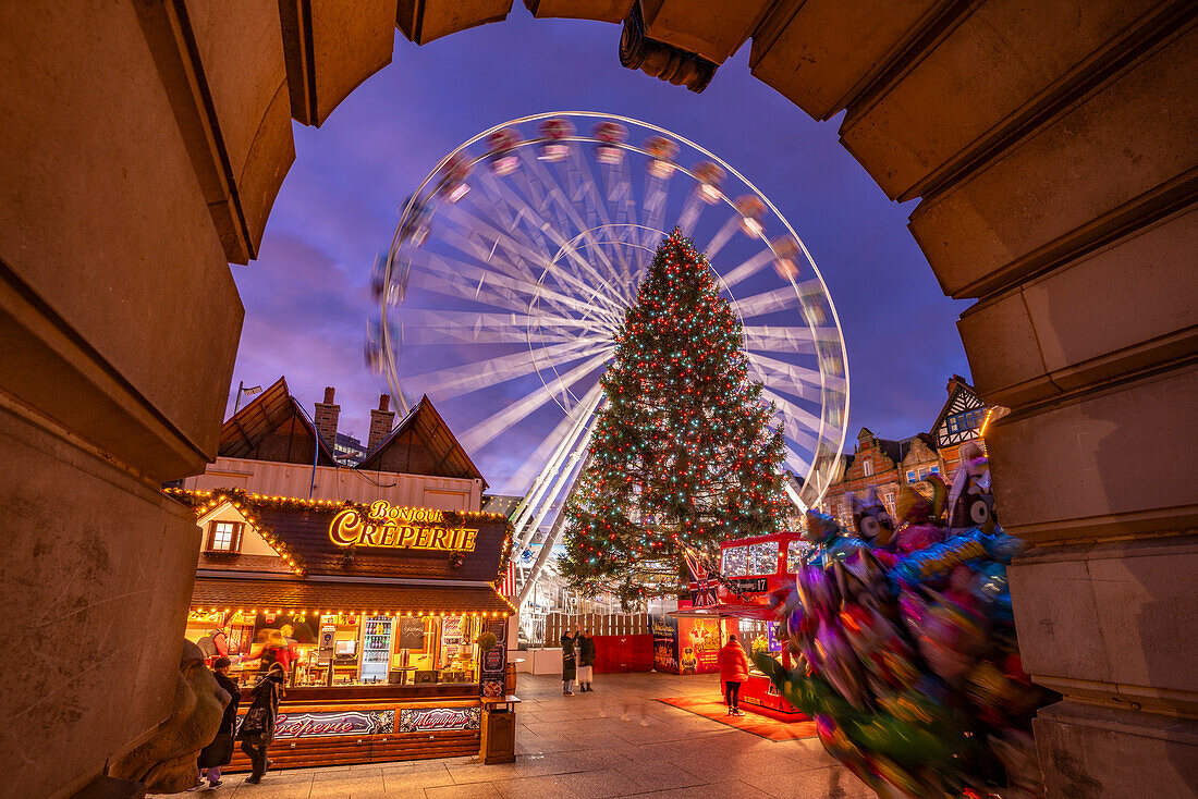 Blick auf Riesenrad und Weihnachtsmarkt auf dem Old Market Square in der Abenddämmerung, Nottingham, Nottinghamshire, England, Vereinigtes Königreich, Europa