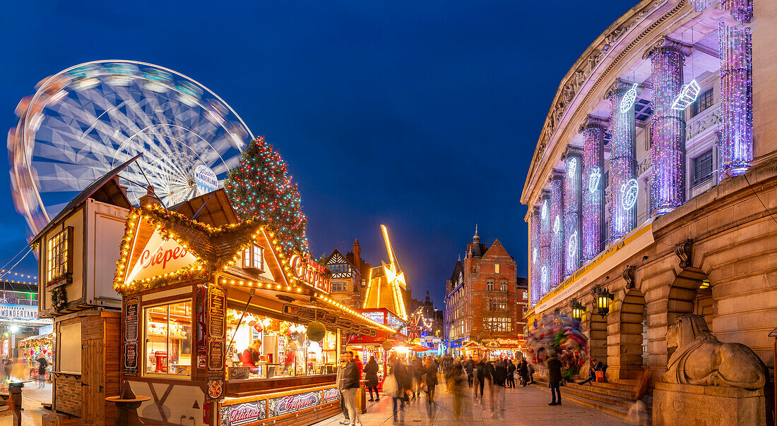 Blick auf das Rathaus und den Weihnachtsmarkt auf dem Old Market Square in der Abenddämmerung, Nottingham, Nottinghamshire, England, Vereinigtes Königreich, Europa